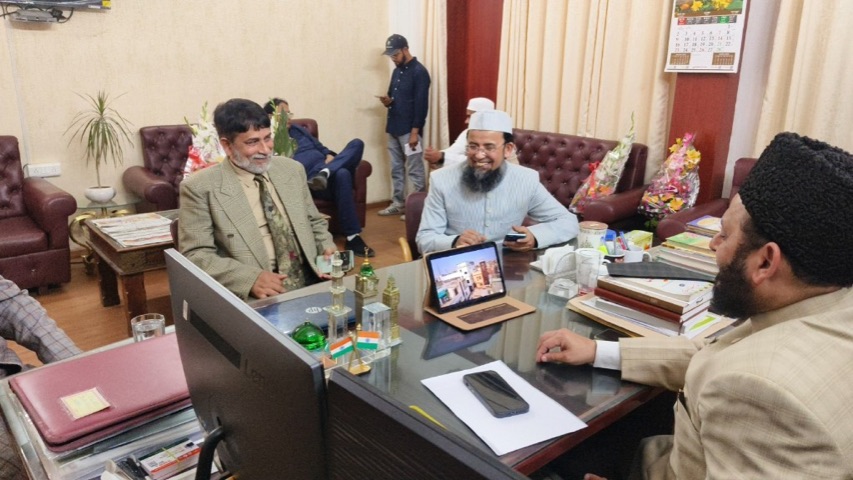 Friendly meeting with guests in the office